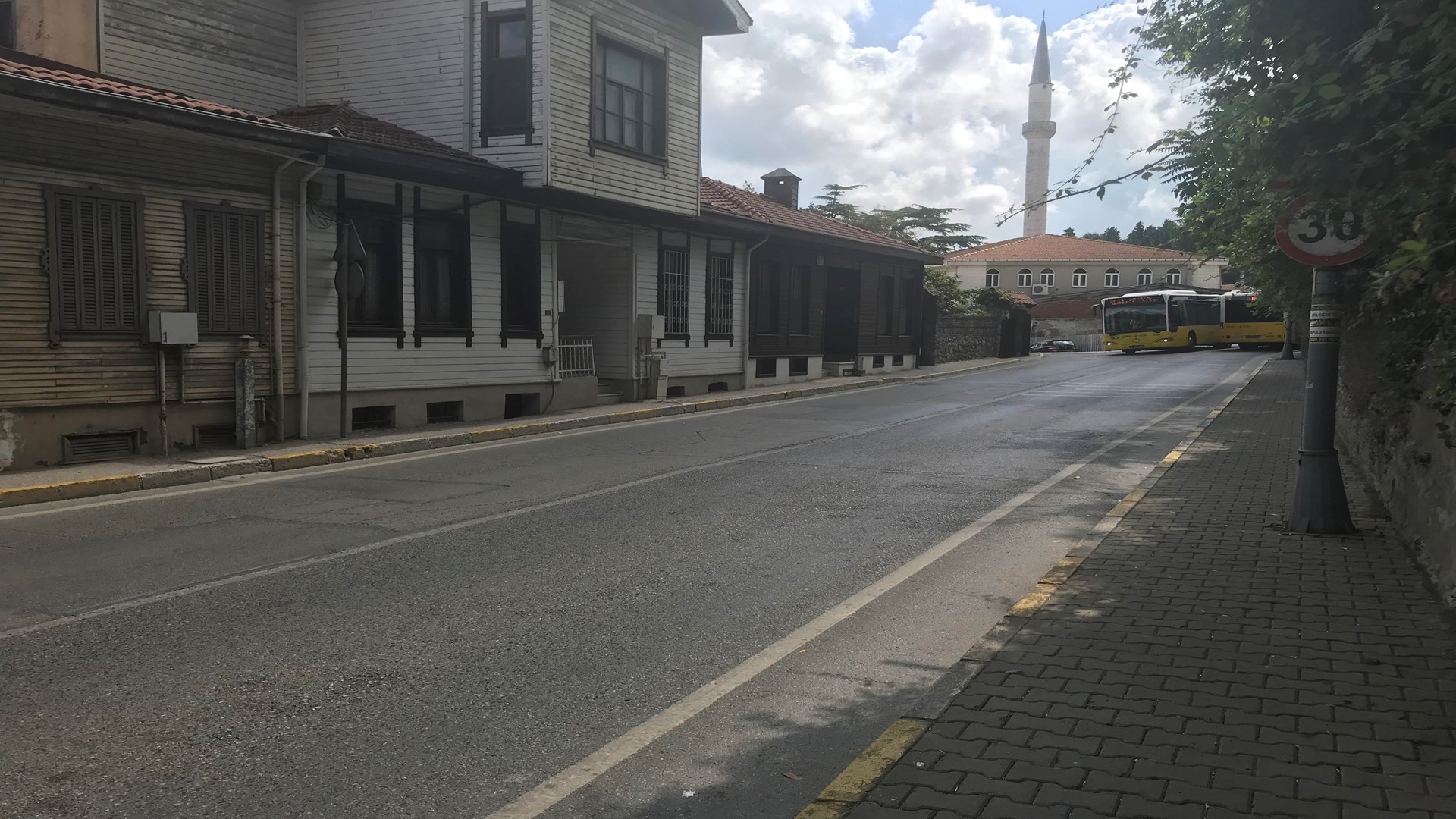 İstanbul Çubuklu`da cazip fiyata satılık yalı